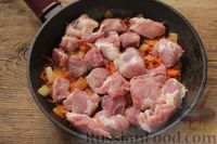 Фото приготовления рецепта: Капуста, тушенная с мясом и рисом (на сковороде) - шаг №5