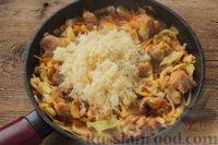 Фото приготовления рецепта: Капуста, тушенная с мясом и рисом (на сковороде) - шаг №8