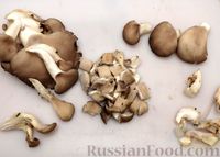 Фото приготовления рецепта: Рулетики из индейки с грибами, яйцами и сыром, запечённые в сметане - шаг №4