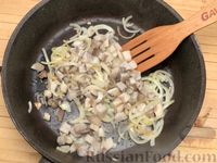 Фото приготовления рецепта: Рулетики из индейки с грибами, яйцами и сыром, запечённые в сметане - шаг №6