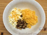Фото приготовления рецепта: Рулетики из индейки с грибами, яйцами и сыром, запечённые в сметане - шаг №9