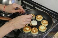 Фото приготовления рецепта: Творожные сырники по ГОСТу - шаг №12