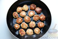 Фото приготовления рецепта: Макароны с куриными фрикадельками и томатным соусом - шаг №6