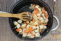 Фото приготовления рецепта: Рагу с курицей, картошкой, тыквой и цветной капустой - шаг №3