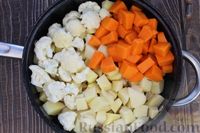 Фото приготовления рецепта: Рагу с курицей, картошкой, тыквой и цветной капустой - шаг №5