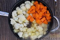 Фото приготовления рецепта: Рагу с курицей, картошкой, тыквой и цветной капустой - шаг №6