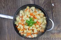 Фото приготовления рецепта: Рагу с курицей, картошкой, тыквой и цветной капустой - шаг №9