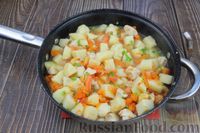 Фото приготовления рецепта: Рагу с курицей, картошкой, тыквой и цветной капустой - шаг №10