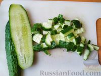 Фото приготовления рецепта: Салат с языком, огурцом и зелёным горошком - шаг №3