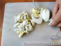 Фото приготовления рецепта: Салат с языком, огурцом и зелёным горошком - шаг №4