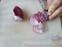 Фото приготовления рецепта: Салат с языком, огурцом и зелёным горошком - шаг №5