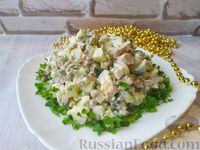 Фото приготовления рецепта: Салат с языком, огурцом и зелёным горошком - шаг №9