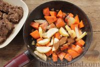 Фото приготовления рецепта: Куриная печень с тыквой, яблоками, вином и корицей - шаг №8