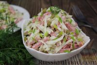 Фото к рецепту: Салат из капусты с колбасой и зелёным горошком