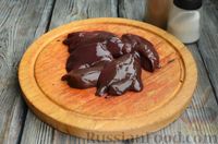 Фото приготовления рецепта: Печень индейки с луком - шаг №4