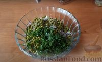 Фото приготовления рецепта: Салат с языком, огурцом и зелёным горошком - шаг №7