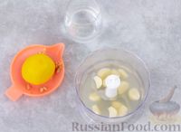 Фото приготовления рецепта: Белый чесночный соус - шаг №3
