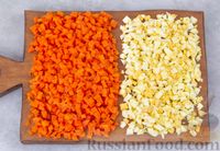 Фото приготовления рецепта: Салат с морковью, яблоком, кукурузой и яйцами - шаг №4