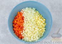 Фото приготовления рецепта: Салат с морковью, яблоком, кукурузой и яйцами - шаг №6