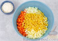 Фото приготовления рецепта: Салат с морковью, яблоком, кукурузой и яйцами - шаг №7