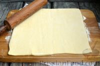 Фото приготовления рецепта: Тарталетки "Лодочки" из слоёного теста с красной рыбой и сливочным сыром - шаг №2