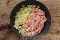 Фото приготовления рецепта: Капуста, тушенная с мясным фаршем и яблоками - шаг №3