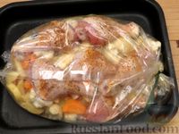 Фото приготовления рецепта: Куриные голени, запечённые с картофелем и цветной капустой (в рукаве) - шаг №5