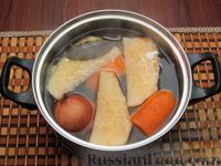 Фото приготовления рецепта: Суп с квашеной капустой, копчеными ребрышками и сливами - шаг №4