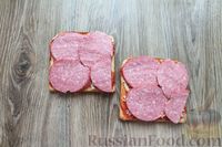 Фото приготовления рецепта: Сэндвичи с колбасой, сыром и томатной пастой, на сковороде - шаг №4