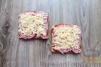 Фото приготовления рецепта: Сэндвичи с колбасой, сыром и томатной пастой, на сковороде - шаг №5