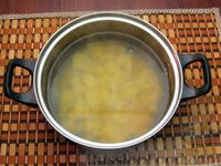 Фото приготовления рецепта: Суп с квашеной капустой, копчеными ребрышками и сливами - шаг №6
