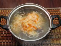 Фото приготовления рецепта: Суп с квашеной капустой, копчеными ребрышками и сливами - шаг №8