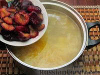 Фото приготовления рецепта: Суп с квашеной капустой, копчеными ребрышками и сливами - шаг №10