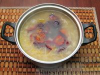 Фото приготовления рецепта: Суп с квашеной капустой, копчеными ребрышками и сливами - шаг №11