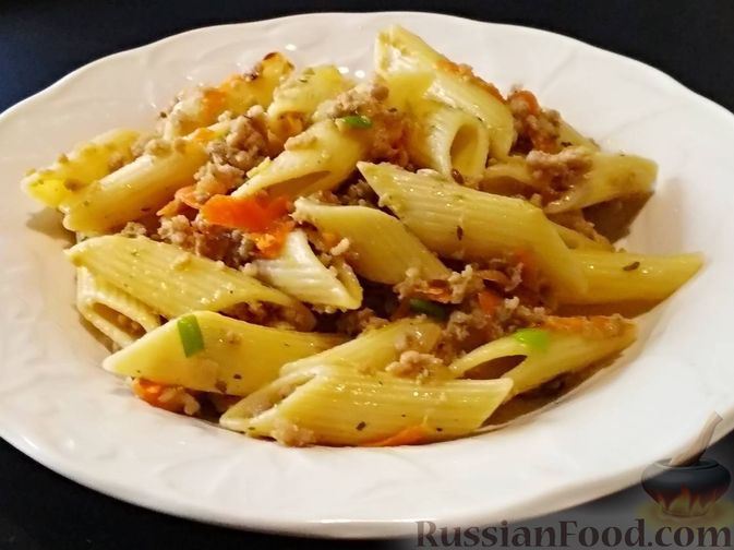 Спагетти с мясным фаршем и овощами в сковороде
