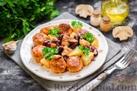 Фото к рецепту: Рагу с картофелем, фасолью и тефтелями, тушенными с грибами и вином