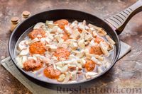Фото приготовления рецепта: Рагу с картофелем, фасолью и тефтелями, тушенными с грибами и вином - шаг №14