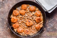 Фото приготовления рецепта: Рагу с картофелем, фасолью и тефтелями, тушенными с грибами и вином - шаг №16