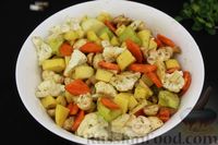 Фото приготовления рецепта: Картошка, запечённая с цветной капустой, грибами и сладким перцем, в рукаве - шаг №9