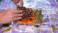 Фото приготовления рецепта: Рулет из скумбрии с овощами, грибами и сыром - шаг №12