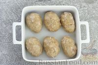Фото приготовления рецепта: Куриные котлеты, запечённые в томатно-сметанном соусе - шаг №8