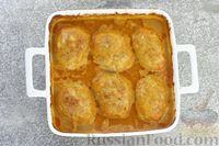 Фото приготовления рецепта: Куриные котлеты, запечённые в томатно-сметанном соусе - шаг №13