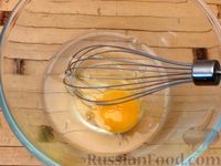 Фото приготовления рецепта: Киш с капустой, черносливом и яично-сметанной заливкой с сыром - шаг №3