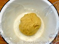 Фото приготовления рецепта: Киш с капустой, черносливом и яично-сметанной заливкой с сыром - шаг №6