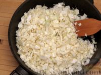 Фото приготовления рецепта: Киш с капустой, черносливом и яично-сметанной заливкой с сыром - шаг №10