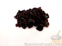 Фото приготовления рецепта: Киш с капустой, черносливом и яично-сметанной заливкой с сыром - шаг №14