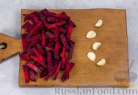 Фото приготовления рецепта: Маринованная капуста "Пелюстка" со свёклой и чесноком - шаг №3
