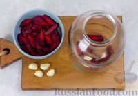 Фото приготовления рецепта: Маринованная капуста "Пелюстка" со свёклой и чесноком - шаг №4