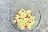 Фото приготовления рецепта: Салат с крабовыми палочками, ананасами и зелёным луком - шаг №3