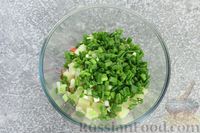 Фото приготовления рецепта: Салат с крабовыми палочками, ананасами и зелёным луком - шаг №4